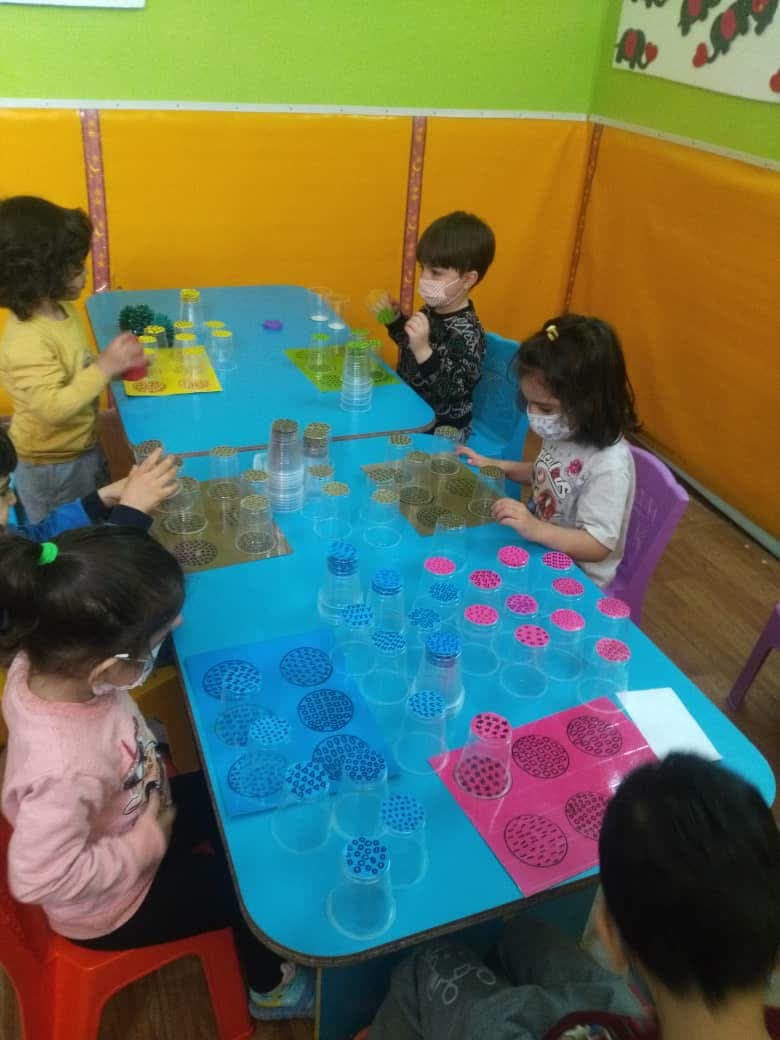 دانش آموزان پیش دبستان هوشمند مداد رنگی ها